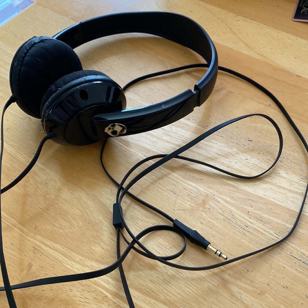 Black Skullcandy wired headphones